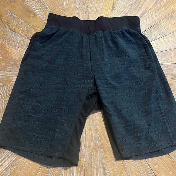 Lululemon Men Blue and Black Bermuda Shorts Size Small - Picture 4 of 9
